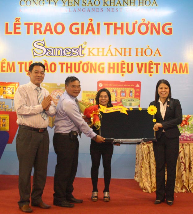 http://yensaokhanhhoa.com.vn/yensao/app/webroot/upload/images/Trao%20giai%20TV%20LCD%2020-1-2014.jpg